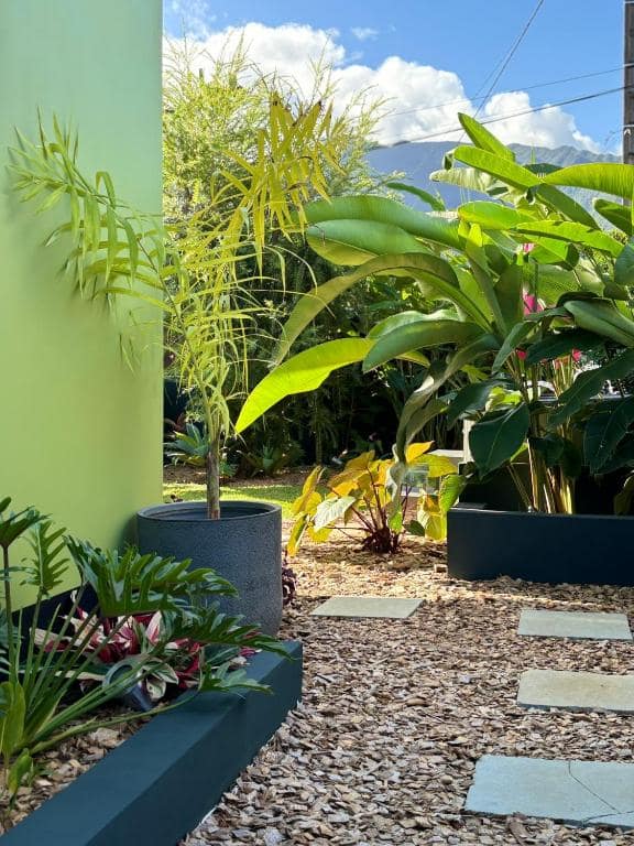 Terrasse avec jacuzzi privatif · © L'Ecrin PEI