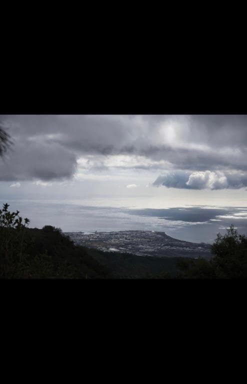 Panorama sur le littoral nord depuis les hauteurs · © Les Acacias