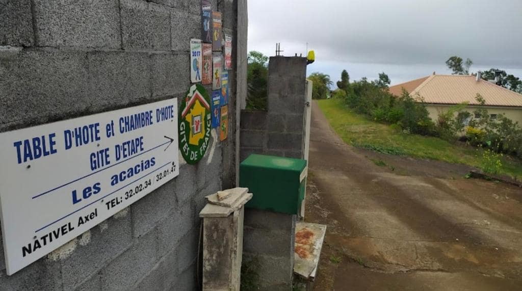 Panneau à l'entrée : table d'hôtes, chambres, gîte d'étape · © Les Acacias