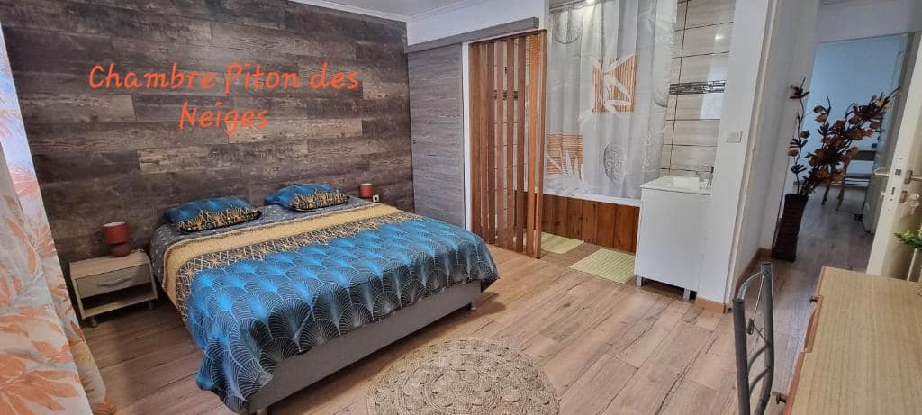 La chambre « Piton des Neiges » · © Les Amoureux du Cirque