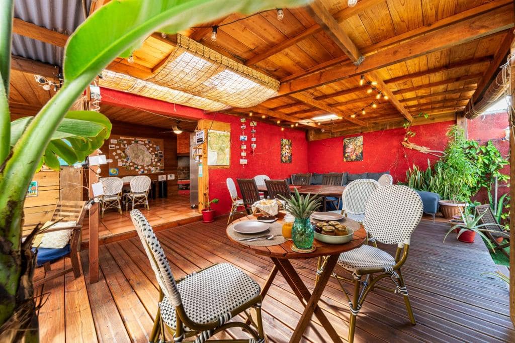 Terrasse commune couverte, coin repas · © Les Baroudeurs