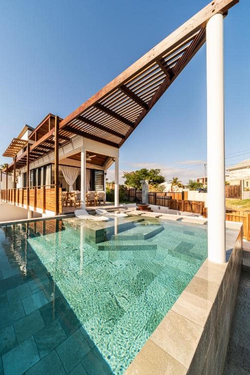 Villa Evaé, piscine et coin salon extérieur · © Les Horizons de Grand Fond