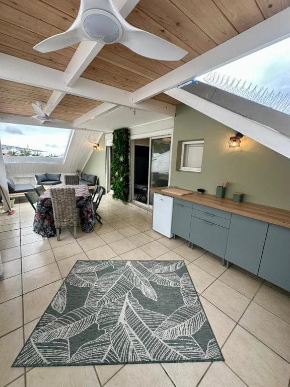 Séjour ouvert sur cuisine avec ventilateur et velux · © Pieds dans l'eau
