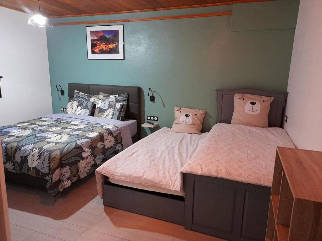Chambre familiale, lit double et lit simple avec coussins ours · © Les Sommets de Salazie