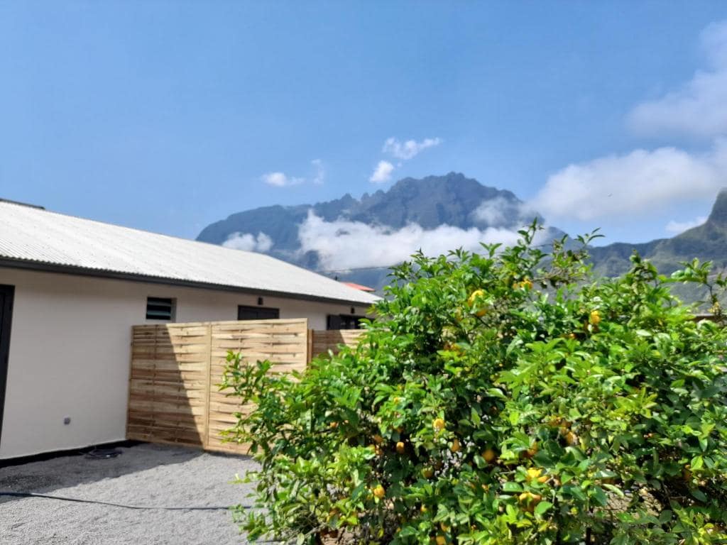 Vue Piton d'Anchaing depuis le jardin · © Les Sommets de Salazie