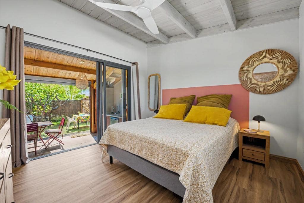 Chambre lumineuse avec baie ouverte sur le jardin · © Leu Gadiamb