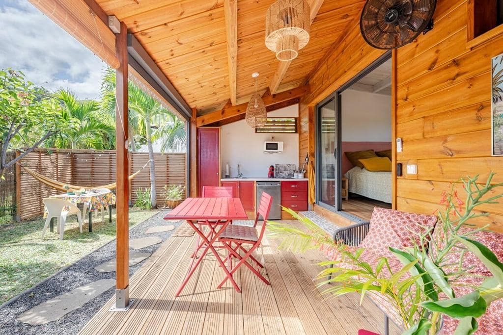 Terrasse couverte avec hamac au fond du jardin · © Leu Gadiamb