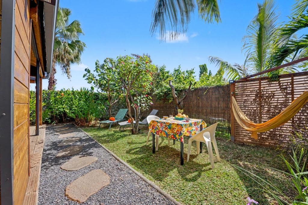 Coin repas dressé sur la pelouse ombragée · © Leu Gadiamb