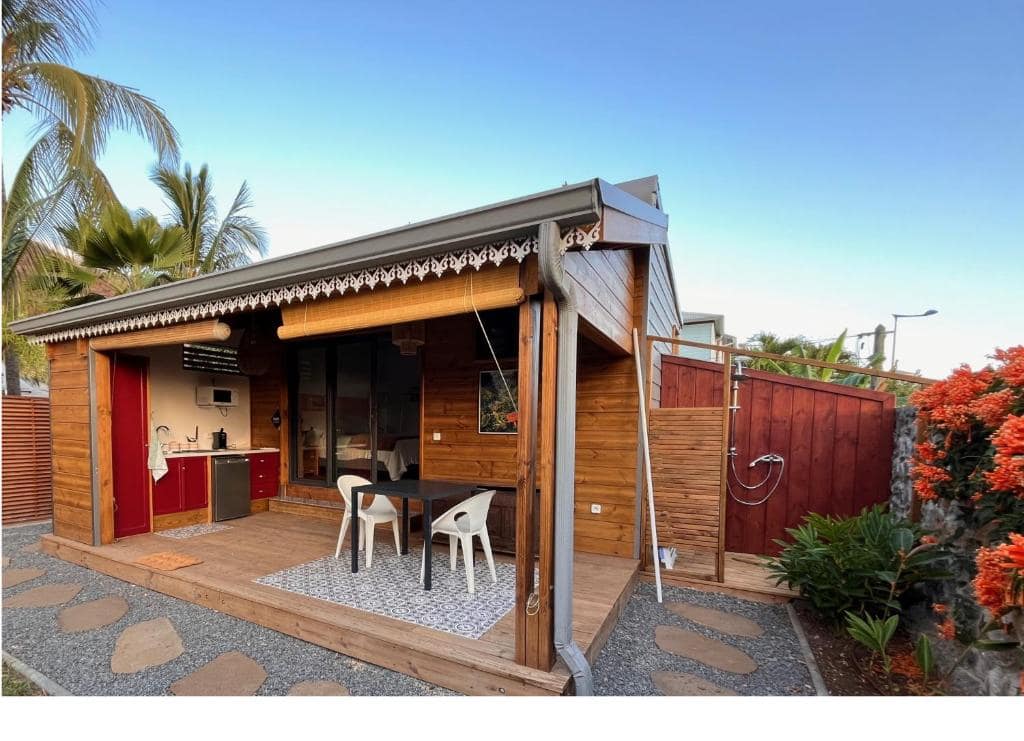 La kaz créole en bois et sa terrasse ajourée · © Leu Gadiamb