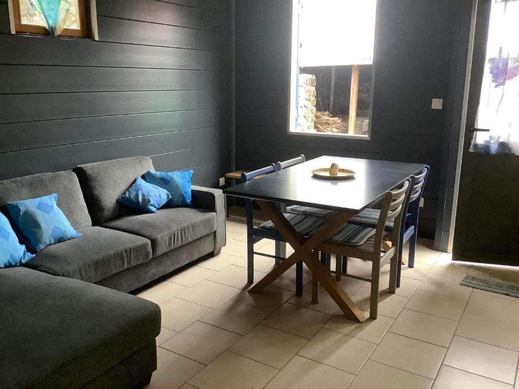 Le salon-salle à manger, ambiance sobre · © L'îlet Songes