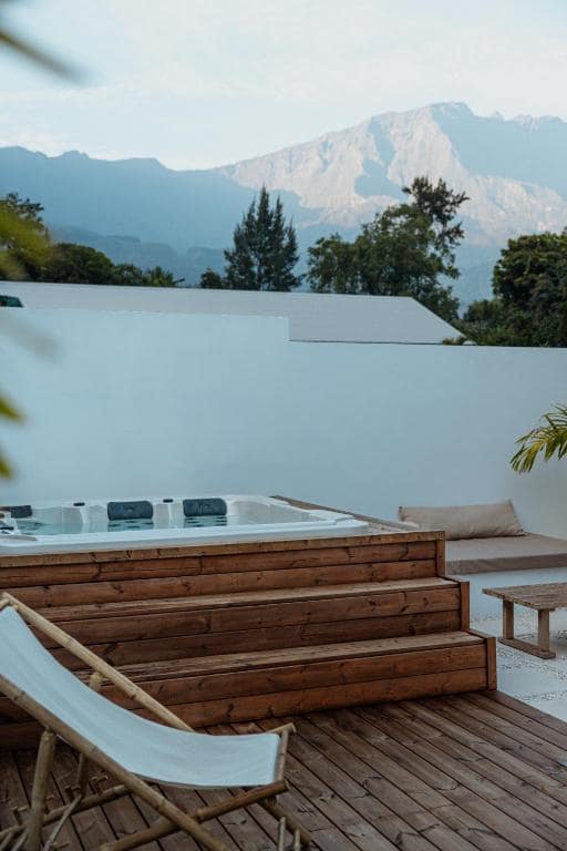 Jacuzzi de terrasse et vue sur le Cimendef, Lodge des Palmiers, Salazie · © Lodge des palmiers