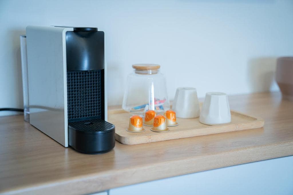Coin café Nespresso sur bar en bois · © Mafat'appart