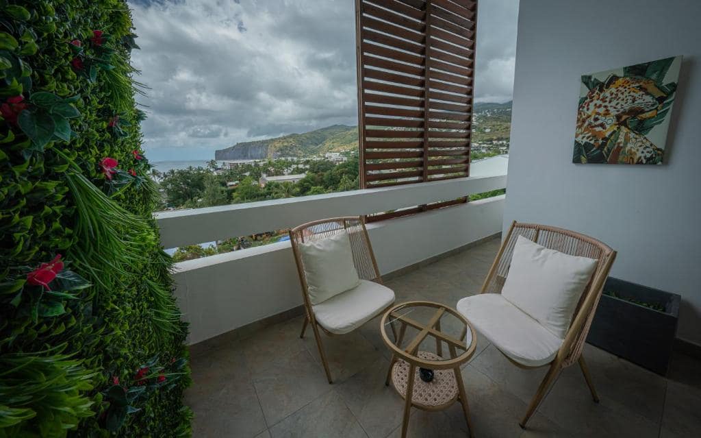 Balcon côté sud, falaise de Grande Chaloupe et littoral · © Mafat'appart