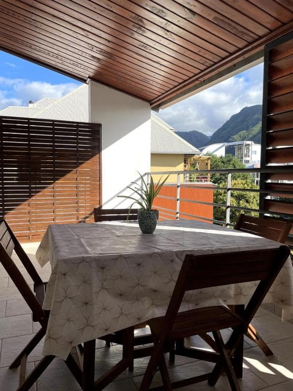 Terrasse vue enfilade, plafond bois et pergola · © Marquise