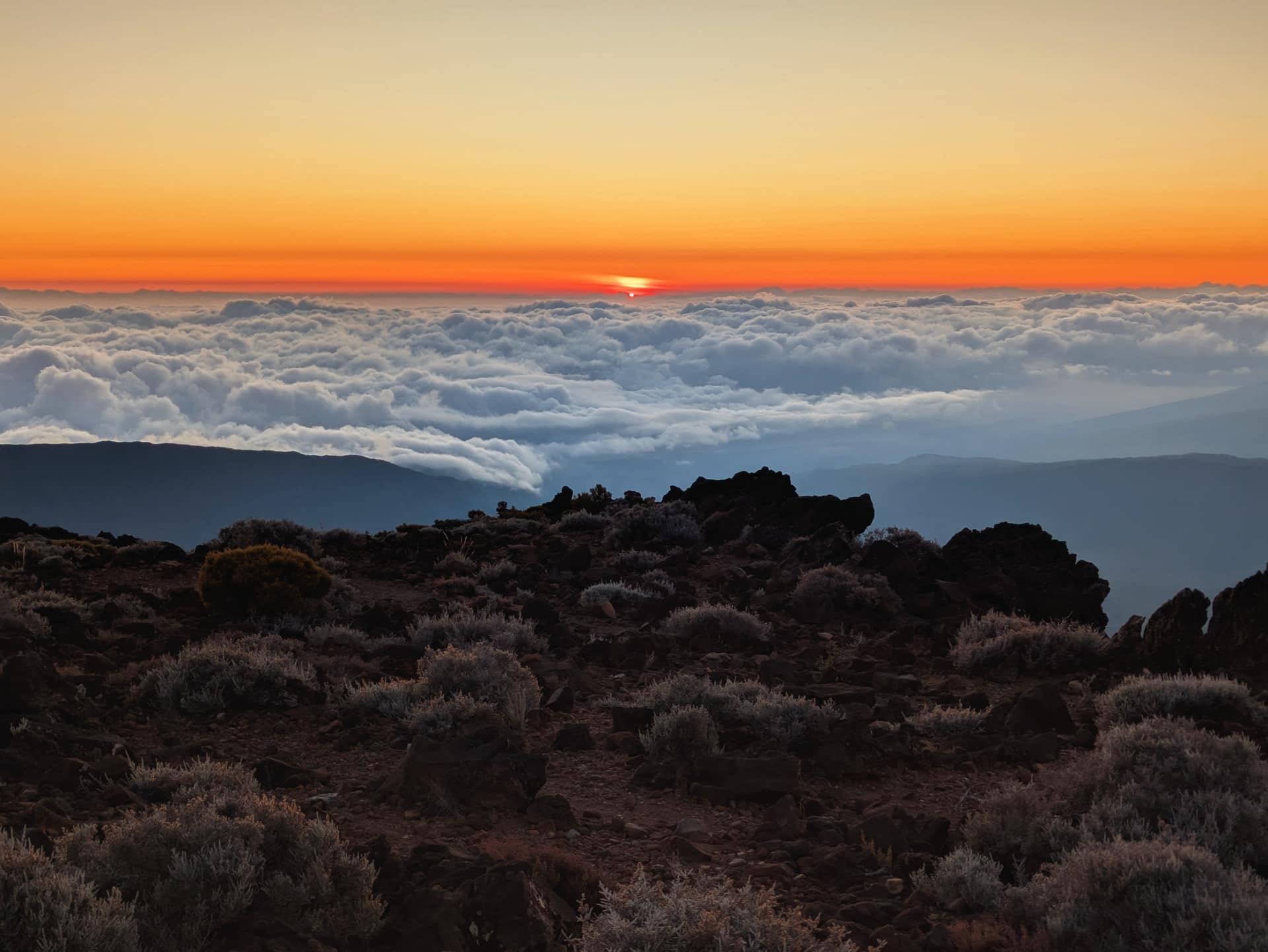 Mer de nuages sur les Hauts de l'Ouest, un matin d'hiver austral