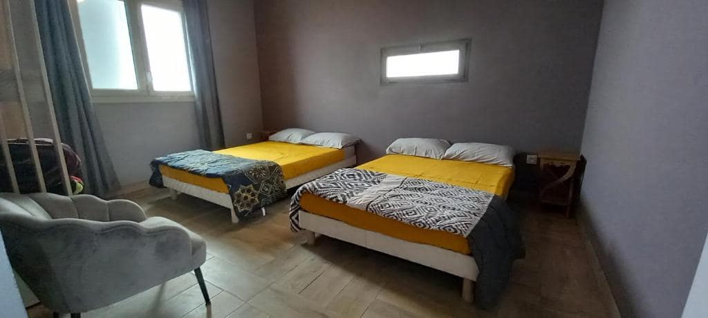 Chambre lit double, décor sobre · © Meublé des Neiges