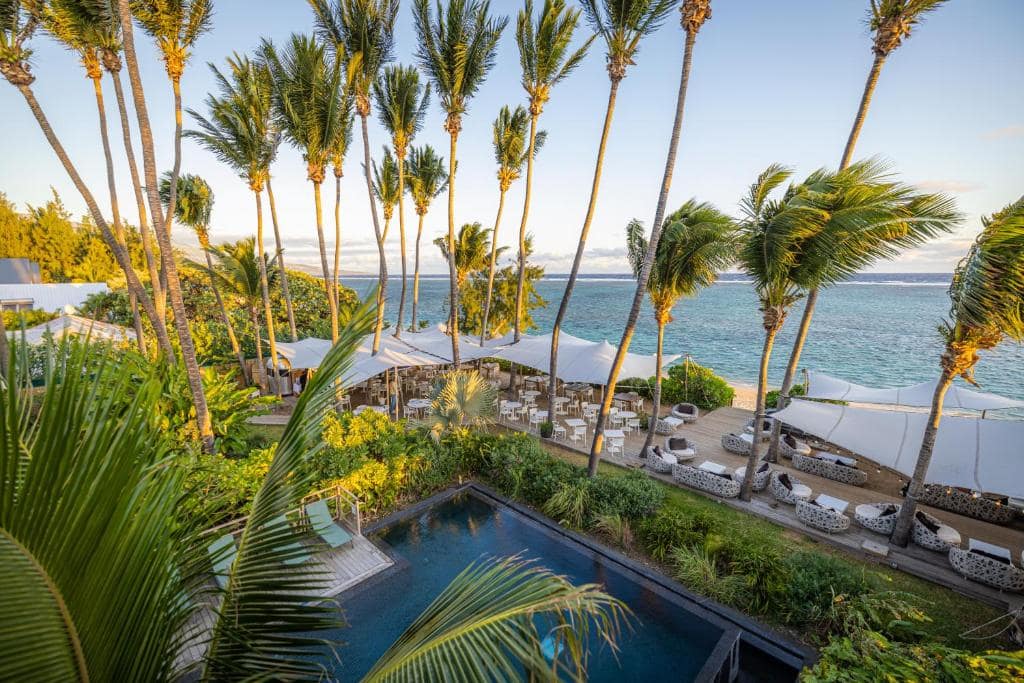 La piscine bord de mer, bar et tente sous les palmiers · © Ness by D-Ocean