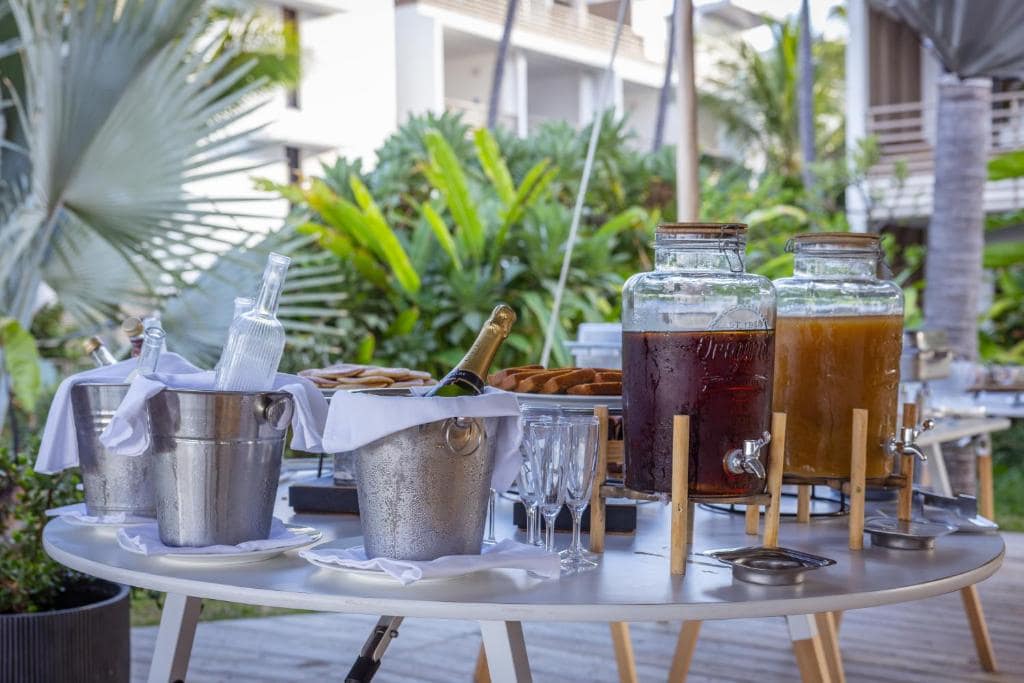 Buffet d'accueil sous les cocotiers · © Ness by D-Ocean