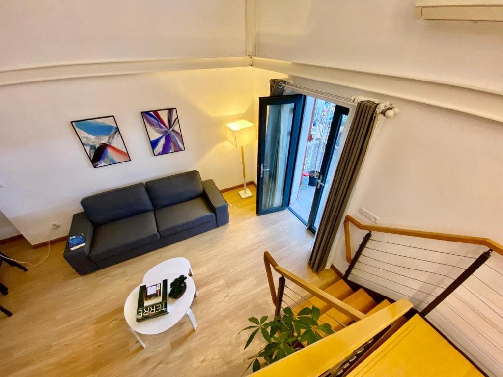 Séjour double hauteur vu depuis la mezzanine · © Pépite