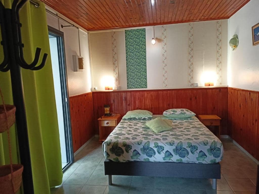 La chambre, lambris et bois peint · © Petite Fleur de Lentilles