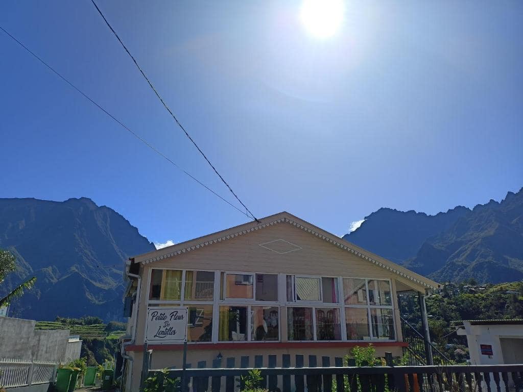 La maison d'hôtes à Mare Sèche, cirque en fond · © Petite Fleur de Lentilles