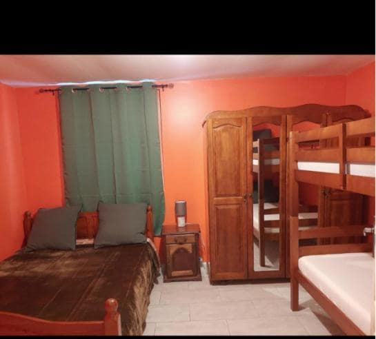 La chambre orange et son lit superposé · © Pomme de Pin