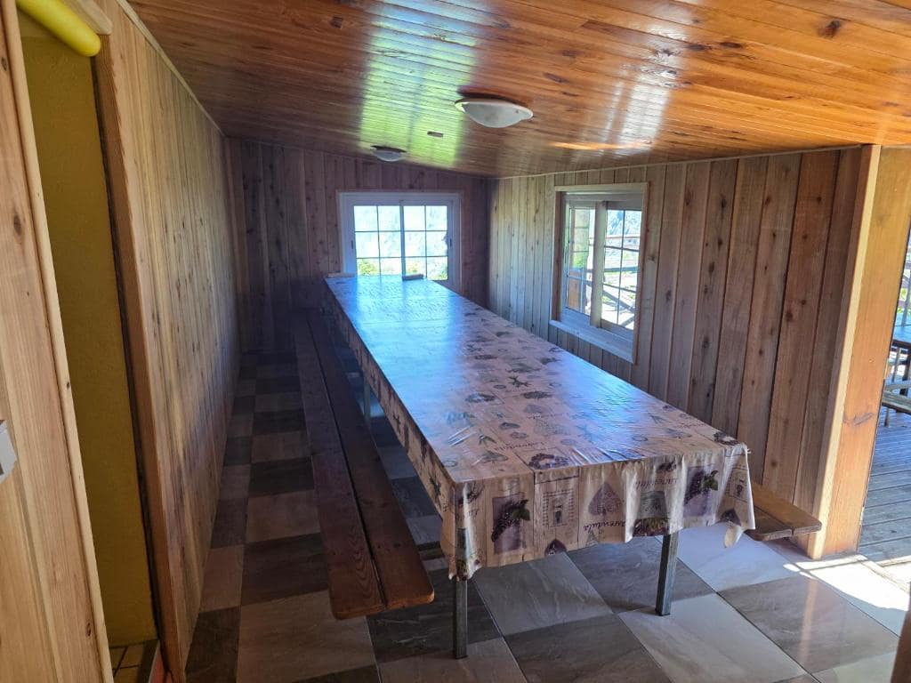 La grande table où se prend le repas du soir · © Les Portes du Taïbit