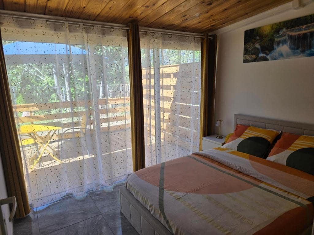 Une chambre avec accès terrasse · © Les Portes du Taïbit