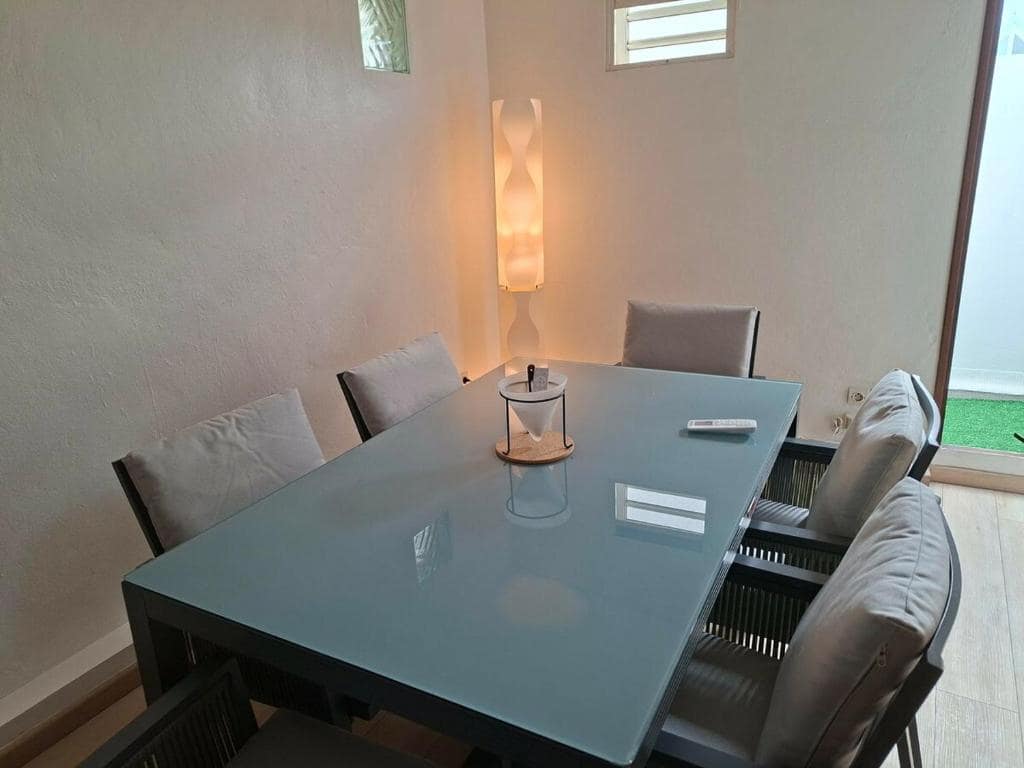 Coin repas, table verre et lampadaire · © Sakina City