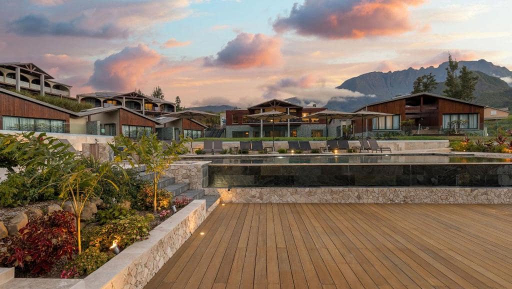 Villas et piscine face aux remparts, coucher de soleil · © Sarana