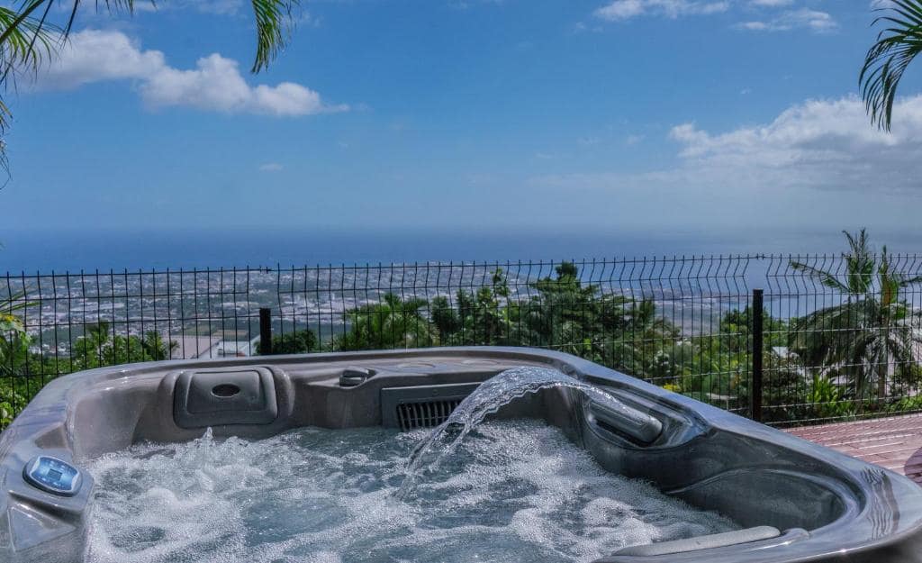 Spa en fonction avec bassin en contrebas et Le Port · © Sea View & Spa