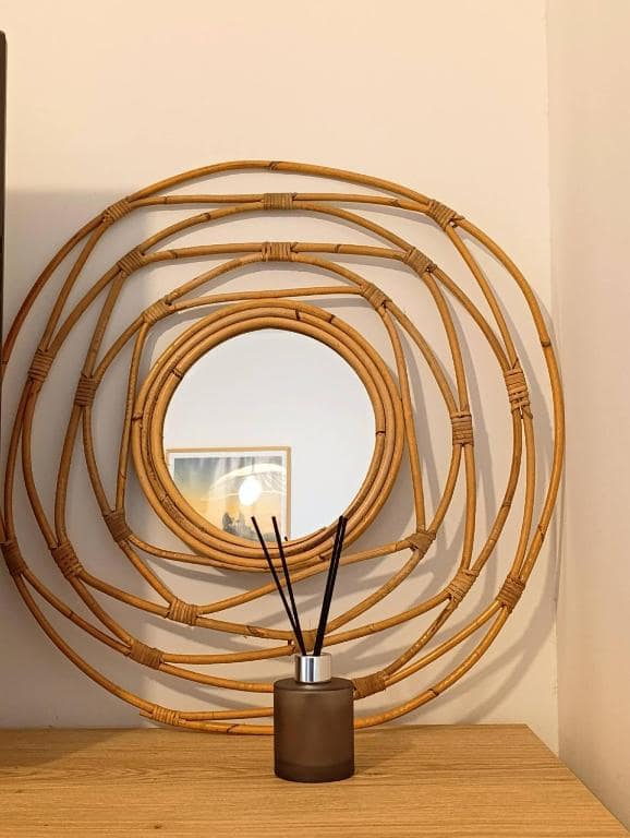 Miroir rond en rotin, détail décoratif du studio · © Studio 56