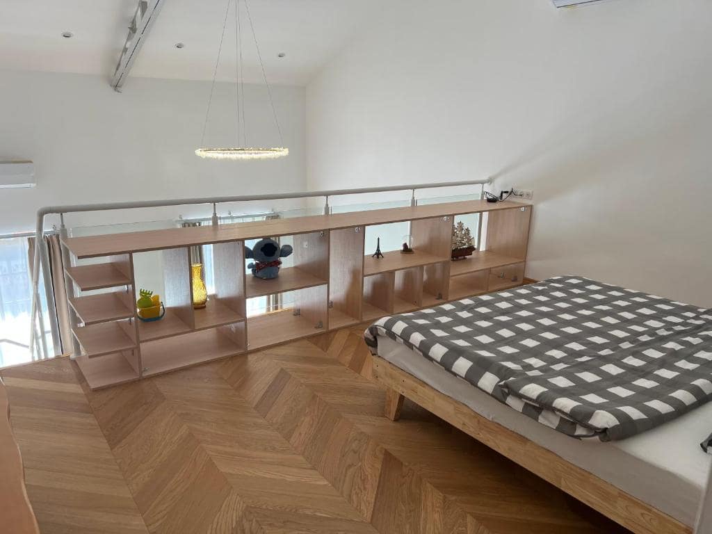 Chambre en mezzanine, chandelier annulaire · © Suite Deluxe Carré Cathédrale