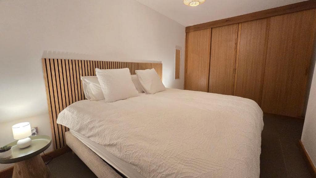 Deuxième chambre, penderie bois · © T3 de Standing hypercentre