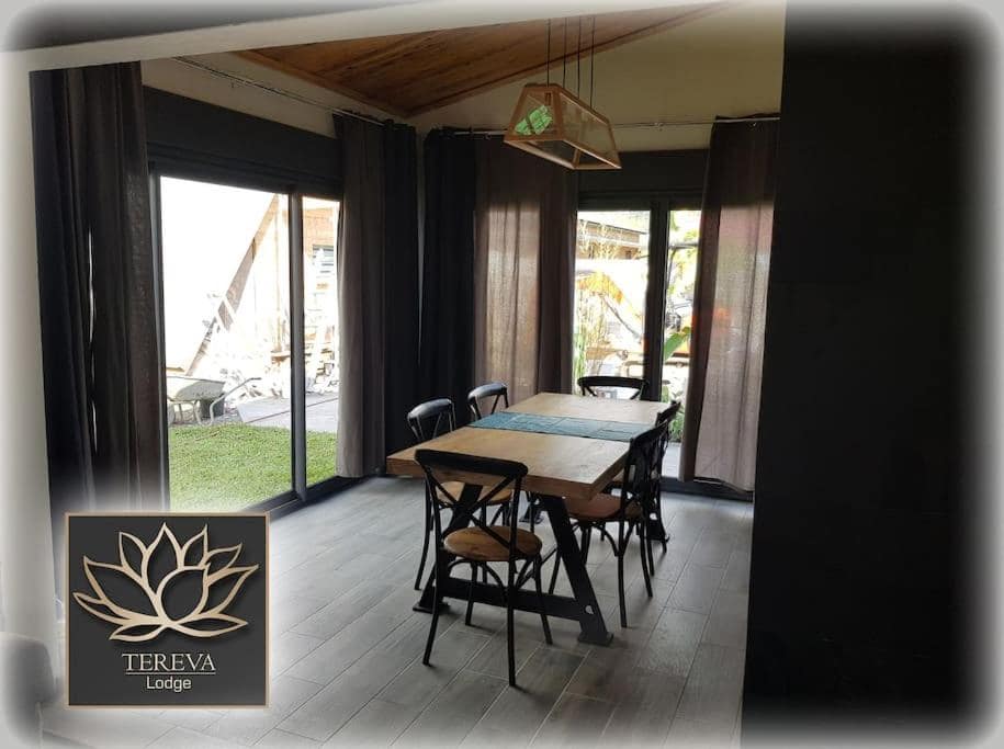La salle à manger, baies ouvertes sur le jardin · © Téréva Lodge