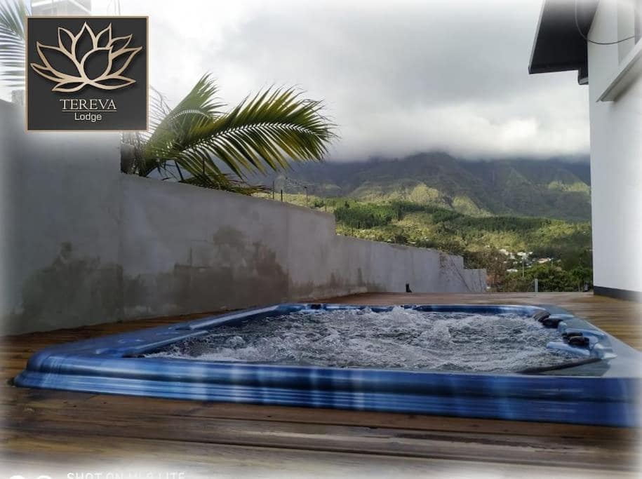 Le jacuzzi, face aux remparts du cirque · © Téréva Lodge
