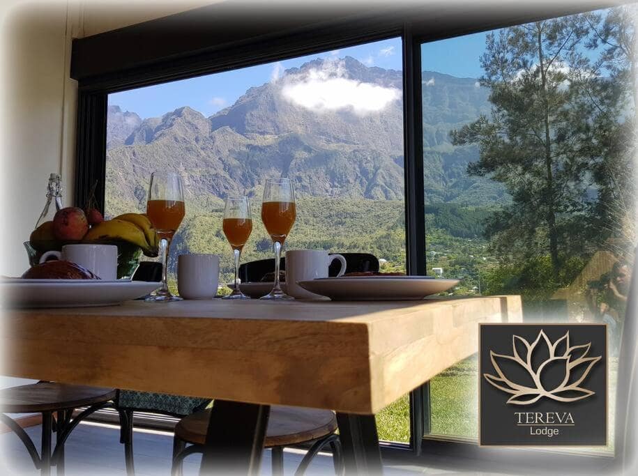 Le petit-déjeuner face au Piton des Neiges · © Téréva Lodge