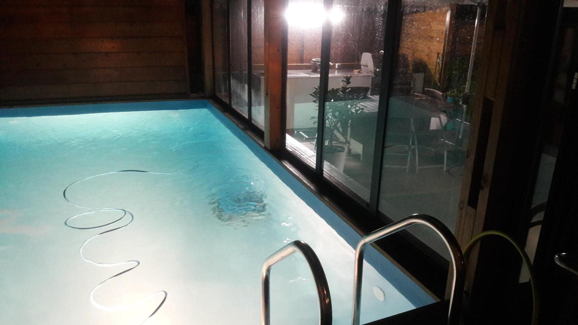 Piscine couverte sous verrière, échelle inox · © Ti Fleur Aimée