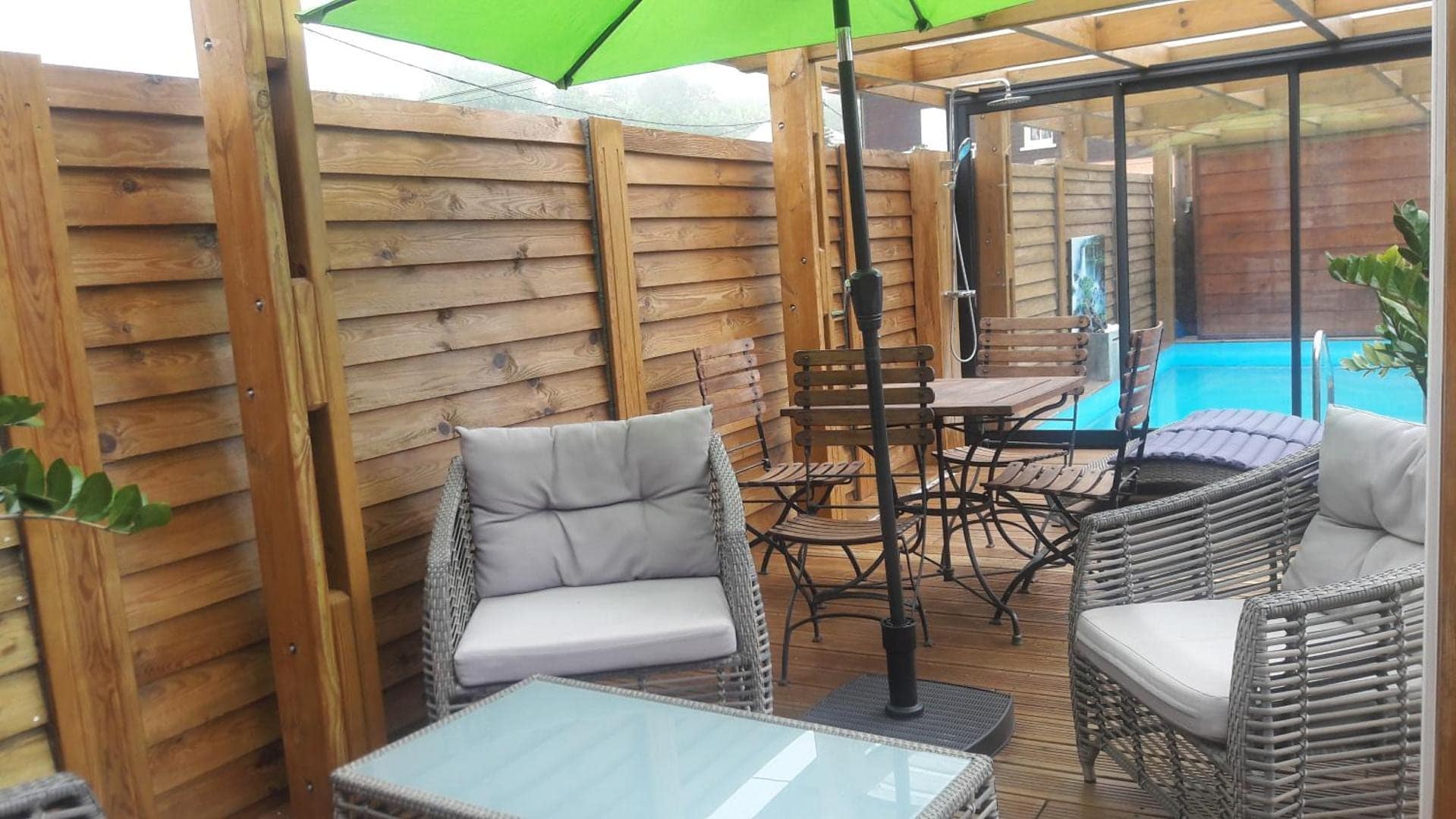 Terrasse abritée, fauteuils et table ronde · © Ti Fleur Aimée
