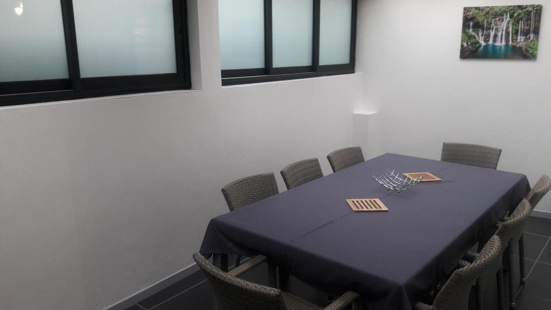 Salle à manger, grande table et chaises tressées · © Ti Fleur Aimée