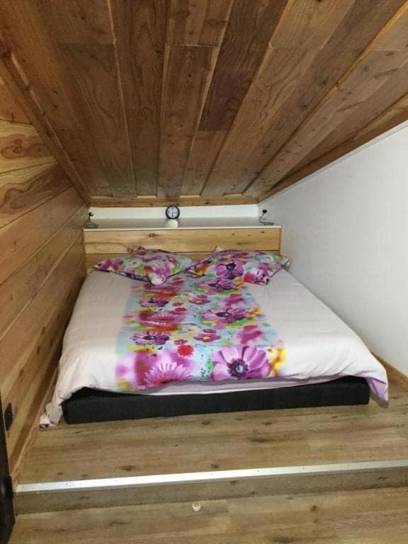 Chambre lambrissée sous rampant de toit · © Ti Fleur Aimée