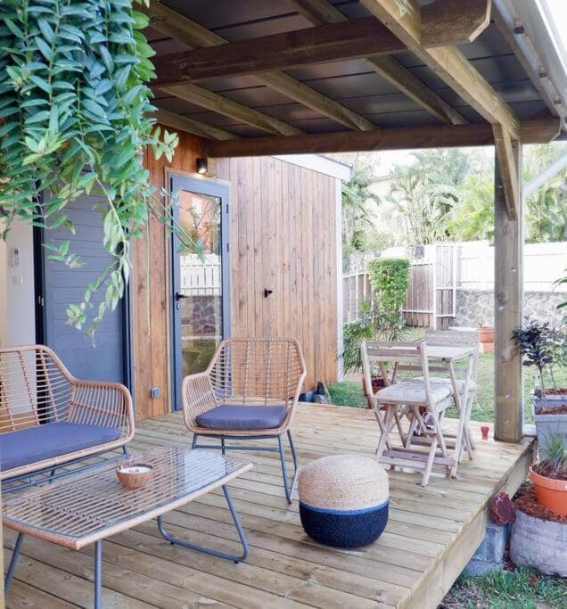 Terrasse en bois avec mobilier en rotin sous auvent bois · © Ti Kaz