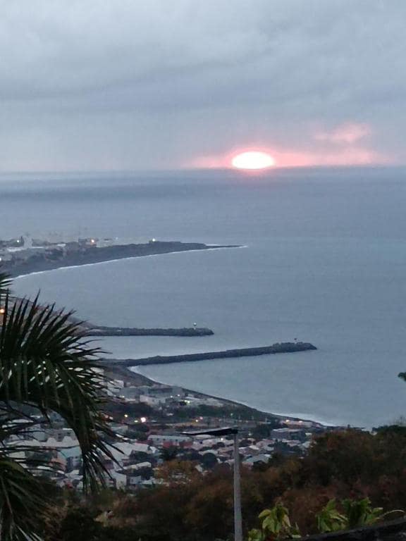 Coucher de soleil sur Le Port depuis les hauts · © Ti Kaz Gigi