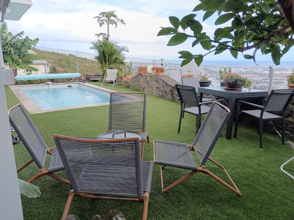 Piscine en balcon sur le littoral, fauteuils rotin · © Ti Kaz Gigi