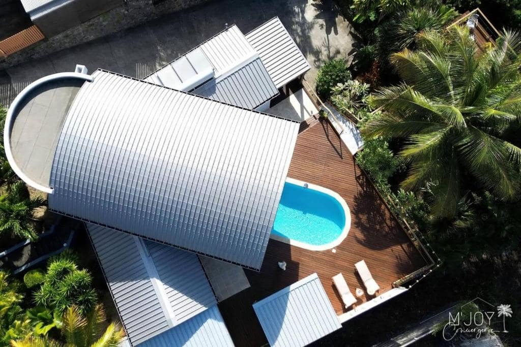 Toiture voûtée blanche et piscine vues du dessus · © Villa Amara