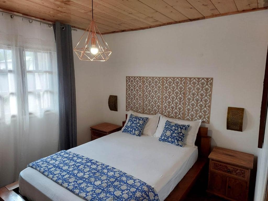 Une des quatre chambres, sous toit de bois · © Villa Ananda