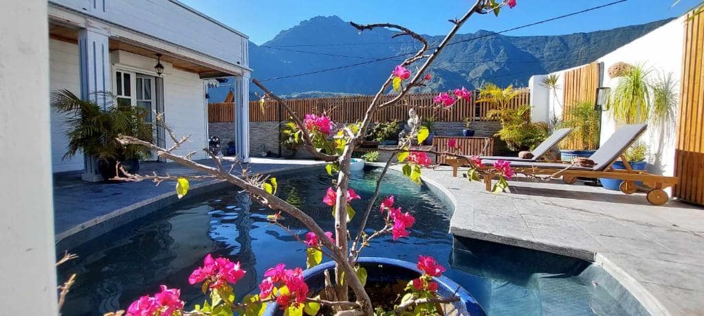 La piscine face aux remparts, bougainvillier en fleur · © Villa Ananda