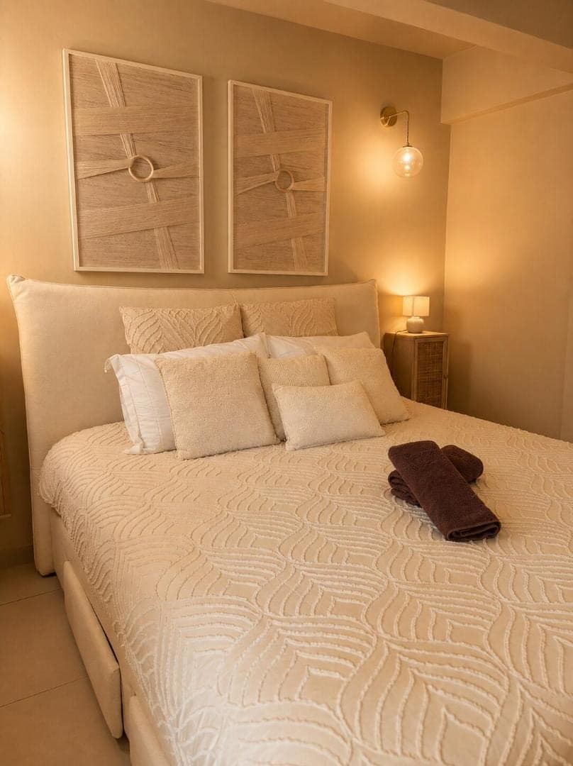 Chambre beige, tête de lit capitonnée · © Villa Arum