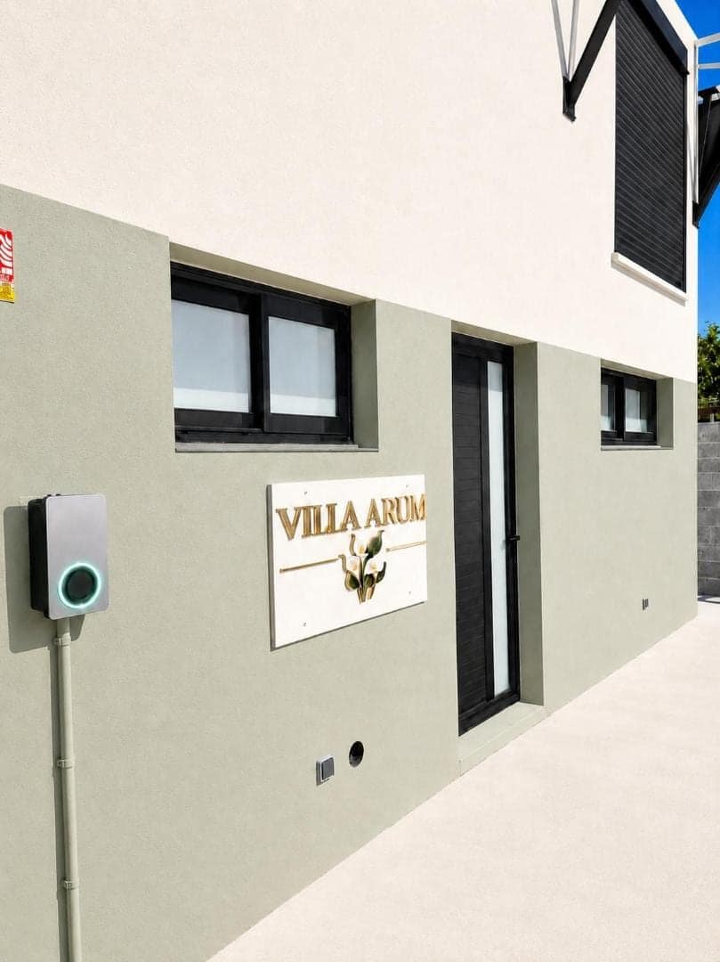 Façade de la villa et borne de recharge · © Villa Arum