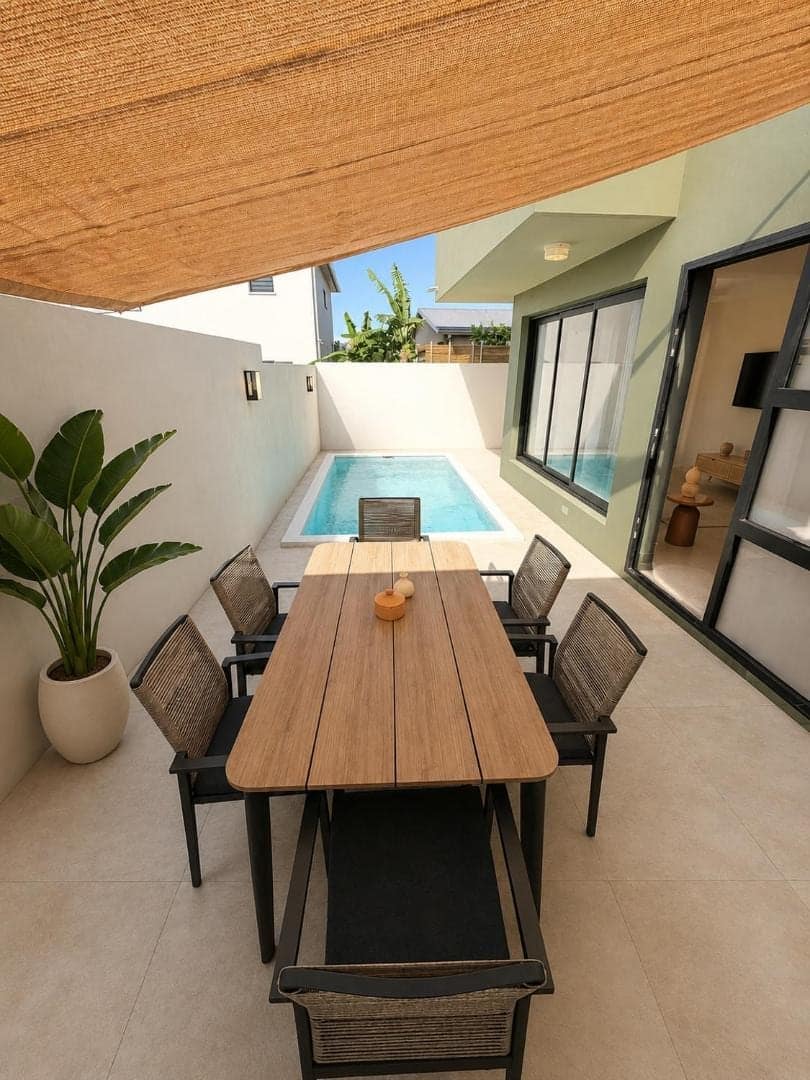 Table de terrasse le long du bassin privatif · © Villa Arum